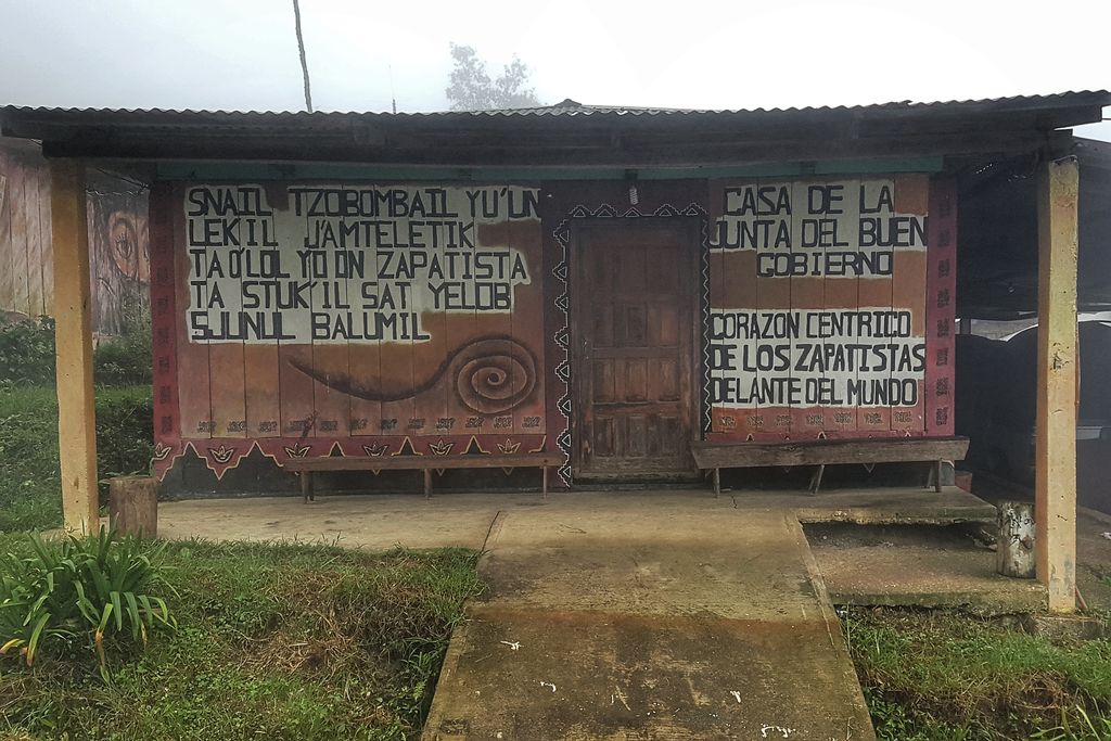 Gebäude des Rats der guten Regierung einer zapatistischen Gemeinde (Aufschriften auf Tzotzil und Spanisch)