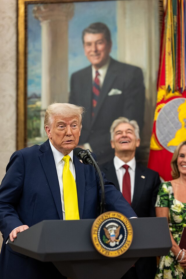 Das Foto zeigt Trump und Oz lachend vor einem Portrait von Ronald Reagan