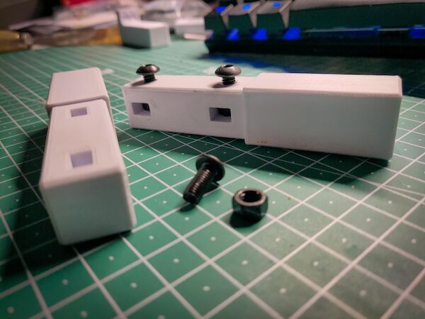 Picture of thing no: 5524201 on a cutting support with inserted screws. Picture of thing no: 5524201 on a cutting support with inserted screws.