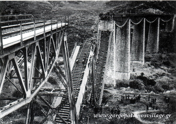 Eine deutsche Ingenieureinheit untersucht die Zerstörungen und beginnt mit der Reparatur Gorgopotamos-Brücke. Eine deutsche Ingenieureinheit untersucht die Zerstörungen und beginnt mit der Reparatur Gorgopotamos-Brücke.