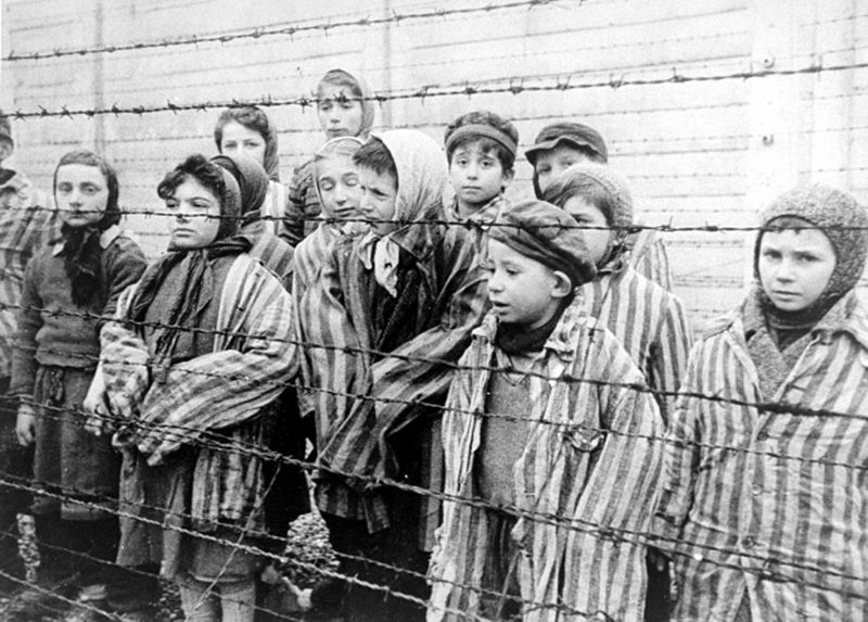 Das schwarz-weiss Foto zeigt Überlebende Kinder bei der Befreiung des KZ Auschwitz durch die Rote Armee, 1945