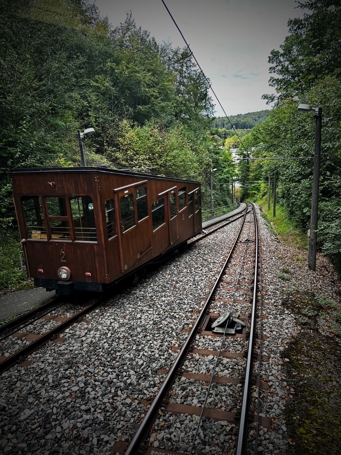 Das Foto zeigt die historische Standseilbahn in Stuttgart Heslach auf der Fahrt bergab zum Südheimer Platz. Das Foto zeigt die historische Standseilbahn in Stuttgart Heslach auf der Fahrt bergab zum Südheimer Platz.