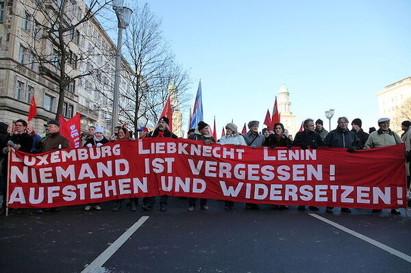 Fronttransparent der 3L Demo 2009: Luxemburg, Liebknecht, Lenin - niemand ist vergessen! Aufstehen und Widersetzen! Fronttransparent der 3L Demo 2009: Luxemburg, Liebknecht, Lenin - niemand ist vergessen! Aufstehen und Widersetzen!