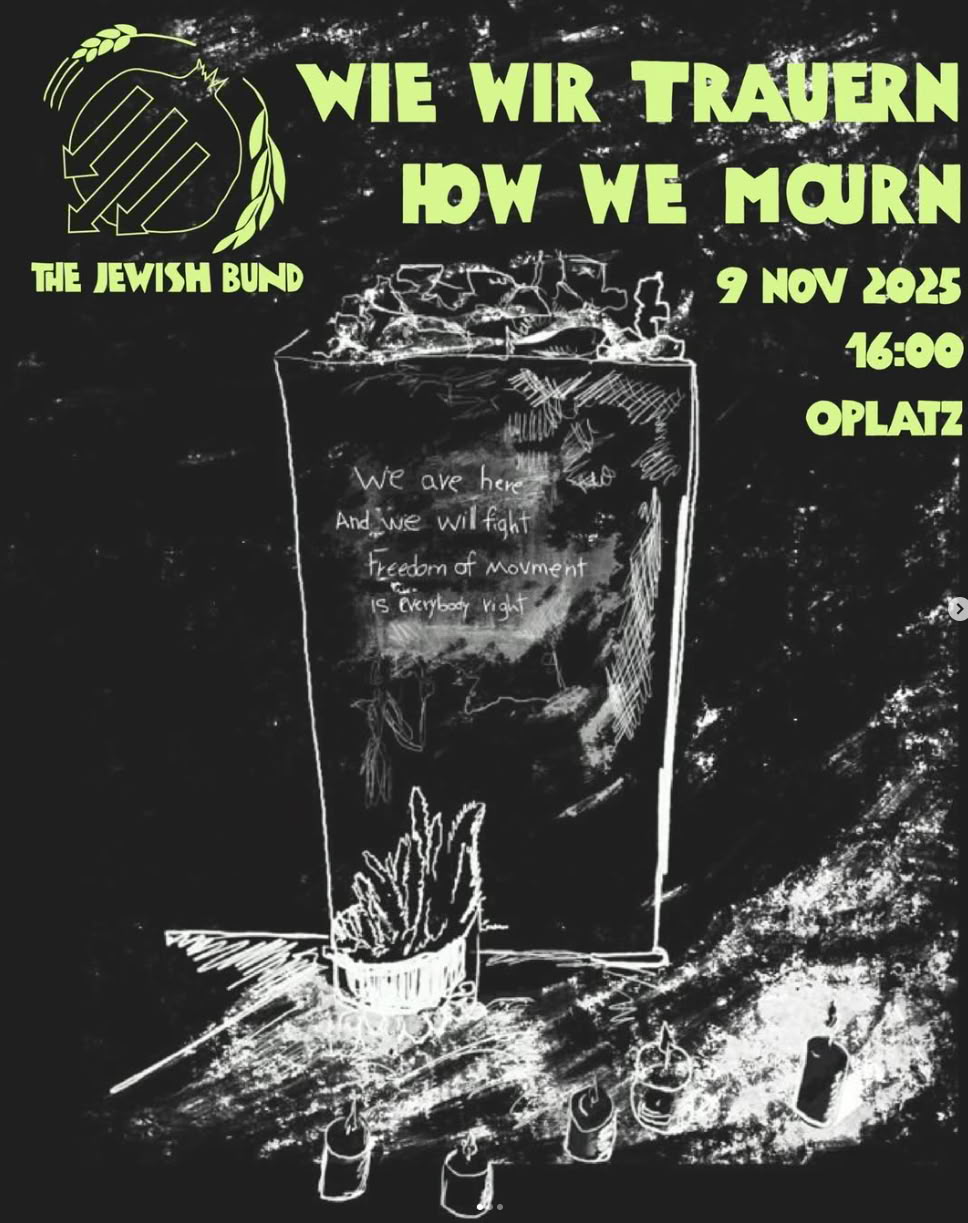 Das SharePic zeigt einen gezeichneten Grabstein mit dem Text "We are here we will fight Freedom of Movement is everybodys Right". Um den Grabstein herum stehen Kerzen, darauf liegen Steine. Der Text "Wie wir trauern - How we mourn" sowie die Eckdaten 9. November 2025 OPlatz und das Logo des Jewisch Bund - drei nach links unten gerichtete Pfeile über einem Granatapfel, umrandet von Ähren und Olivenzweig sind darüber gelegt.
