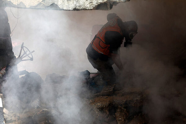 Palästinensische Rettungskräfte suchen nach Leichen und Überlebenden unter den Trümmern eines zerstörten Wohngebäudes nach israelischen Bombardierungen in Gaza-Stadt, Gaza-Streifen, 16. Mai 2021. (Mohammed Zaanoun/Activestills)