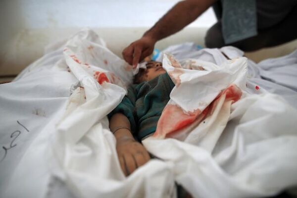 Trauernde werfen einen letzten Blick auf die Familie des Leiters des Gaza-Büros von Al-Jazeera, Wael Al-Dahdouh, im Krankenhaus der Al-Aqsa-Märtyrer in Deir Al-Balah, 26. Oktober 2023.
