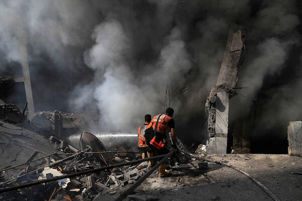 Mitglieder des Zivilschutzes greifen unmittelbar nach einem israelischen Bombenangriff im Gebiet Sheikh Radwan nördlich von Gaza-Stadt, Gaza-Streifen, am 23. Oktober 2023 ein. (Mohammed Zaanoun/Activestills)