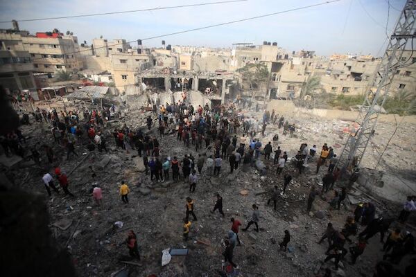 Palästinenser eilen zur Rettung von Verletzten unmittelbar nach einem israelischen Luftangriff auf das Haus der Familie Salah im Gebiet Al-Batn Al-Thameen in Khan Yunis, südlicher Gazastreifen, 7. Dezember 2023.