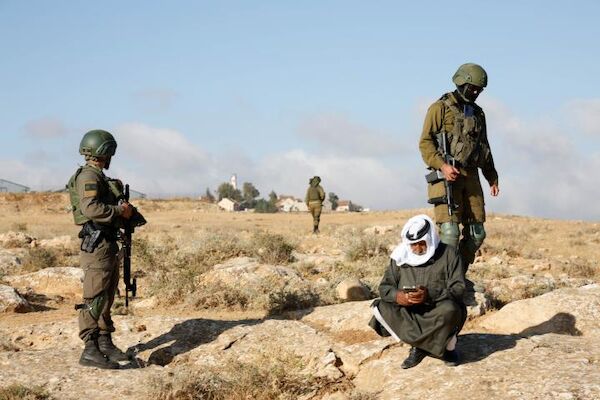 Israelische Soldaten hindern die Bewohner des palästinensischen Dorfes Az-Zuweidin daran, auf ihren privaten Weiden zu grasen und nehmen drei Palästinenser fest, südliches besetztes Westjordanland, 4. Mai 2024.