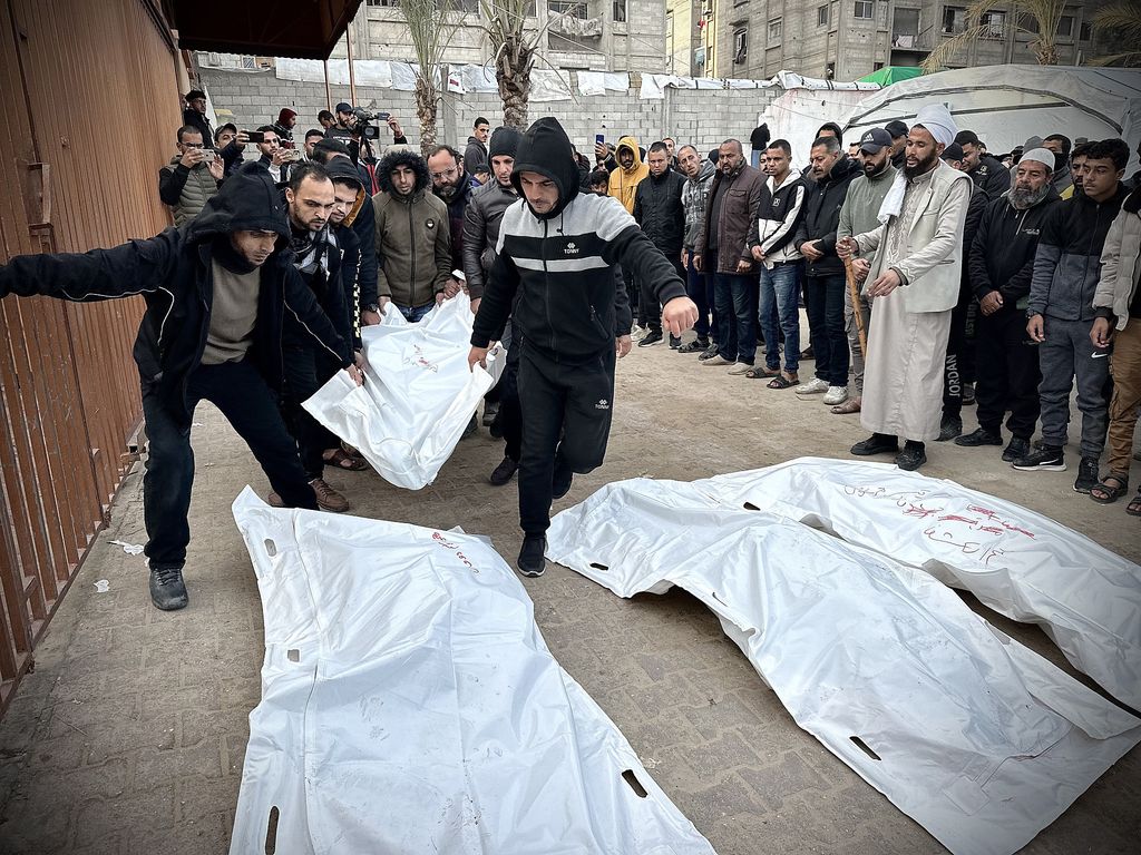 Palästinensische Familien nehmen im Nasser Medical Complex in Gaza-Stadt Khan Younis Abschied von ihren Angehörigen, nachdem israelische Streitkräfte in der Nacht zuvor, am 4. Januar 2025, mehrere Gebiete bombardiert hatten. (Doaa Albaz/Activestills)
