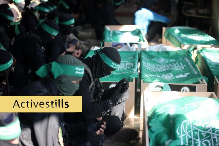 Die Izz al-Din al-Qassam-Brigaden, der militärische Flügel der Hamas, trauern um 15 ihrer Mitglieder, die bei dem Angriff israelischer Kolonialtruppen auf Khan Yunis im Süden des Gazastreifens am 31. Januar 2025 getötet wurden. Große Menschenmengen versammeln sich, um für sie zu beten. Der Völkermordkrieg Israels gegen Gaza hat mindestens 47.460 Palästinenser getötet, mehr als 10.000 Leichen liegen noch unter den Trümmern zerstörter Gebäude. Die tatsächliche Zahl der Todesopfer dürfte noch viel höher sein. Konservative Schätzungen gehen davon aus, dass mindestens 3 % der Bevölkerung in Gaza von israelischen Kolonialtruppen getötet wurden, noch bevor die Tausenden von Todesfällen aufgrund schlechter sanitärer Bedingungen, des Zusammenbruchs des Gesundheitssystems und Unterernährung mitgerechnet sind.