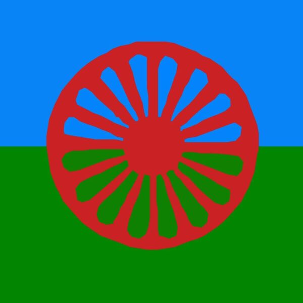 Symbol der Sinti und Roma: Blau für den Himmel, Grün für das Land und ein stilisiertes Rad für die Reise