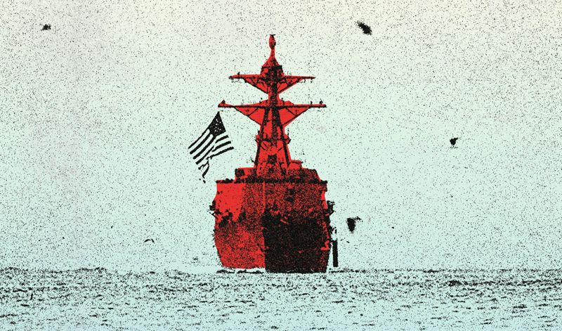 Verfremdetes Foto eines US-Lenkwaffenzerstörers mit gehisster Flagge, das auf den Betrachtende:*n zufährt. Das Schiff ist in blutroter Farbe dargestellt.